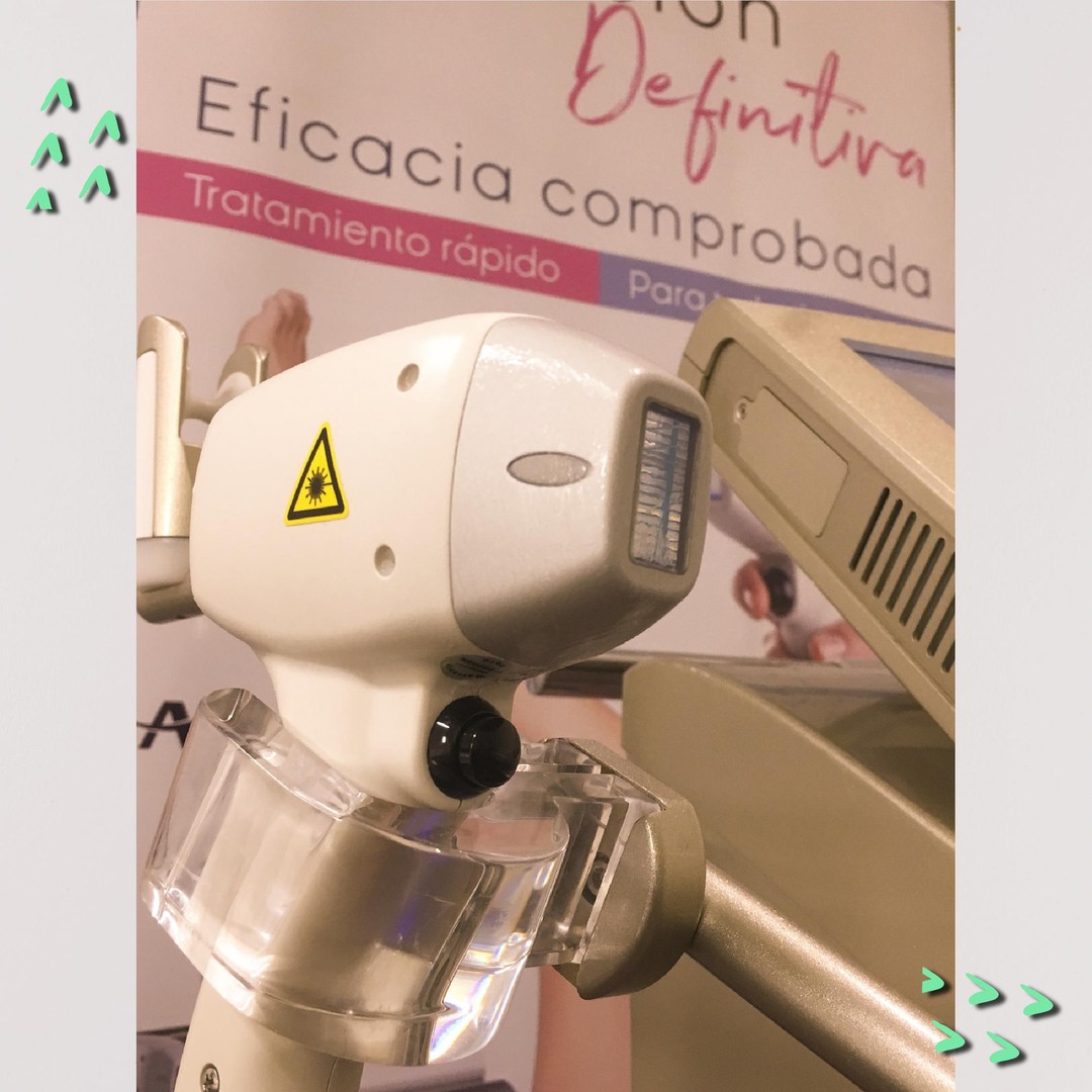 El cabezal del equipo Soprano Ice de Depieles, con su ventana de tratamiento y el sello de láser, apoyado en su soporte acrílico